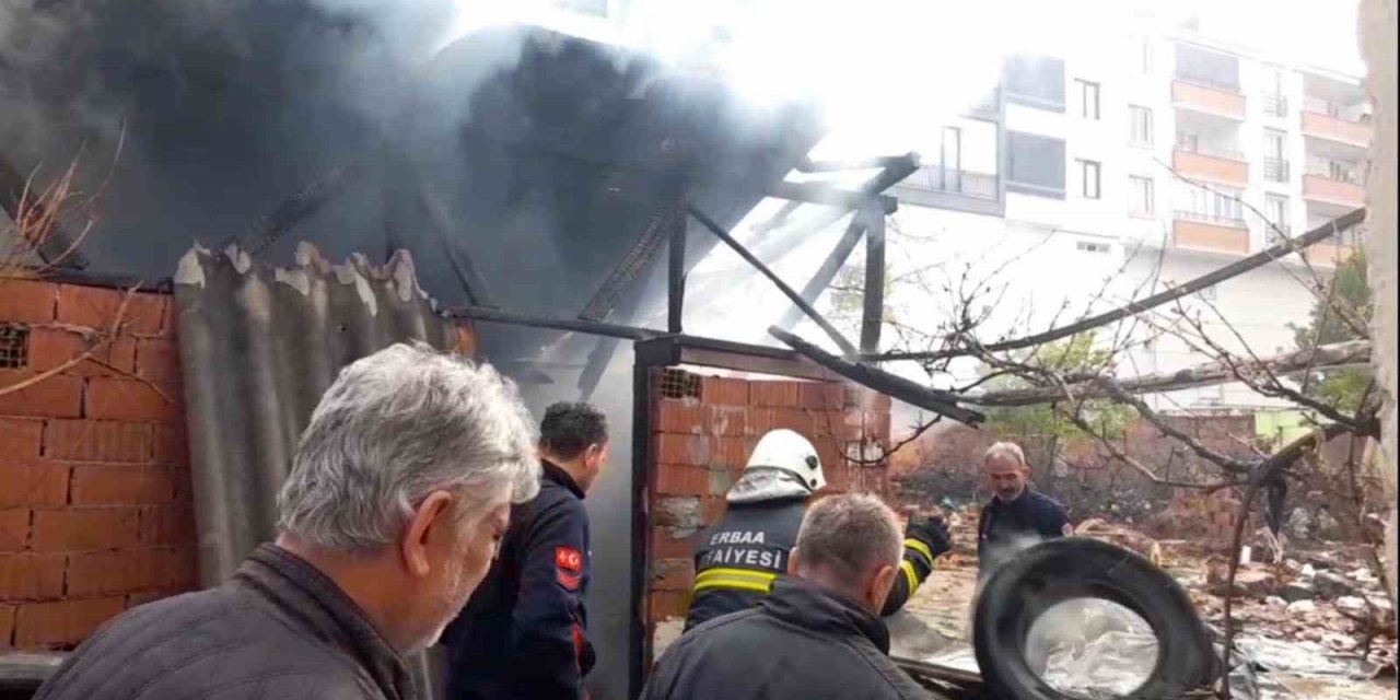 Odunlukta çıkan yangın maddi hasara neden oldu