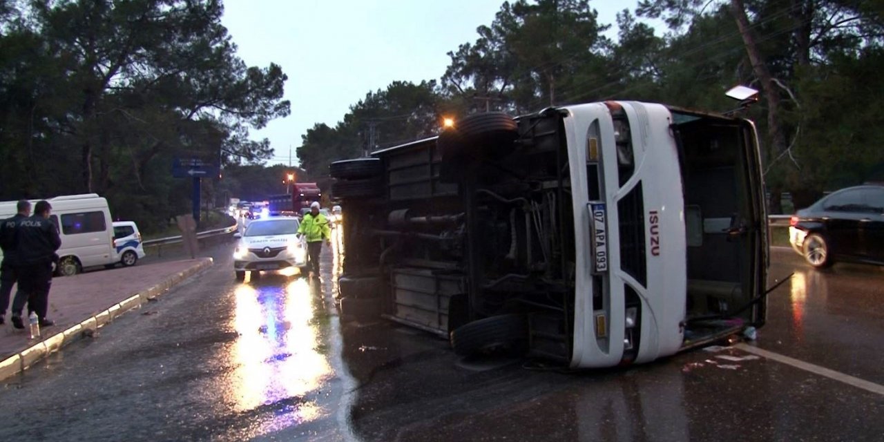 Fabrika personelini taşıyan servis devrildi: 7 yaralı