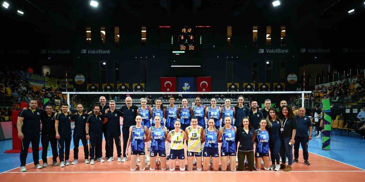 Fenerbahçe, Vakıfbank’a set vermedi