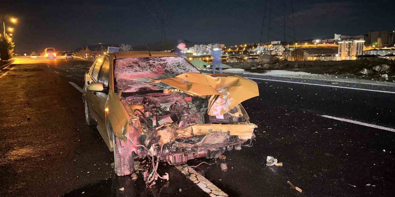 Alkollü sürücü aydınlatma direklerine çarptı: Araç pert oldu, sürücünün burnu bile kanamadı