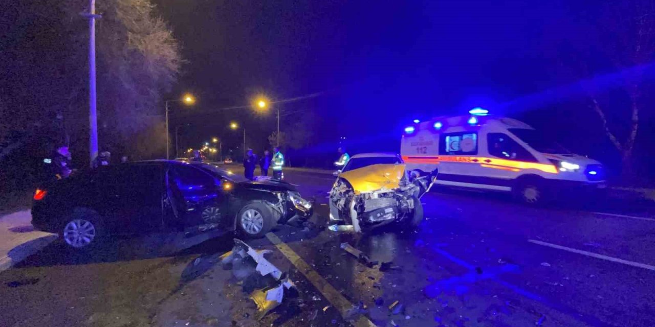 Diyarbakır’da iki otomobil kafa kafaya çarpıştı: 1’i ağır, 4 yaralı