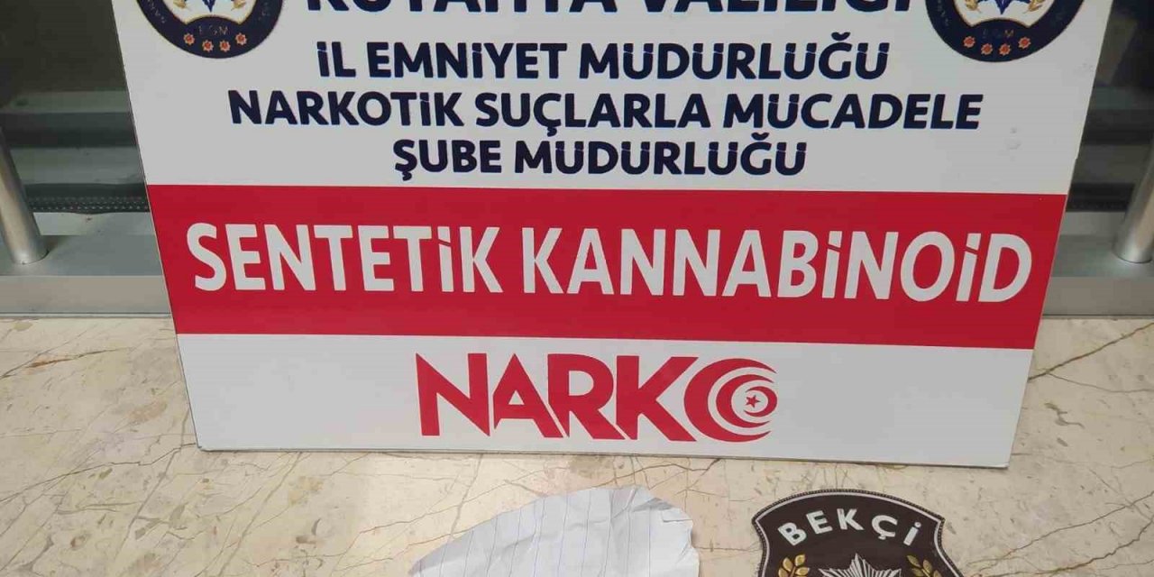 Kütahya’da sürücünün araçtan attığı kağıt parçasının arasından uyuşturucu çıktı