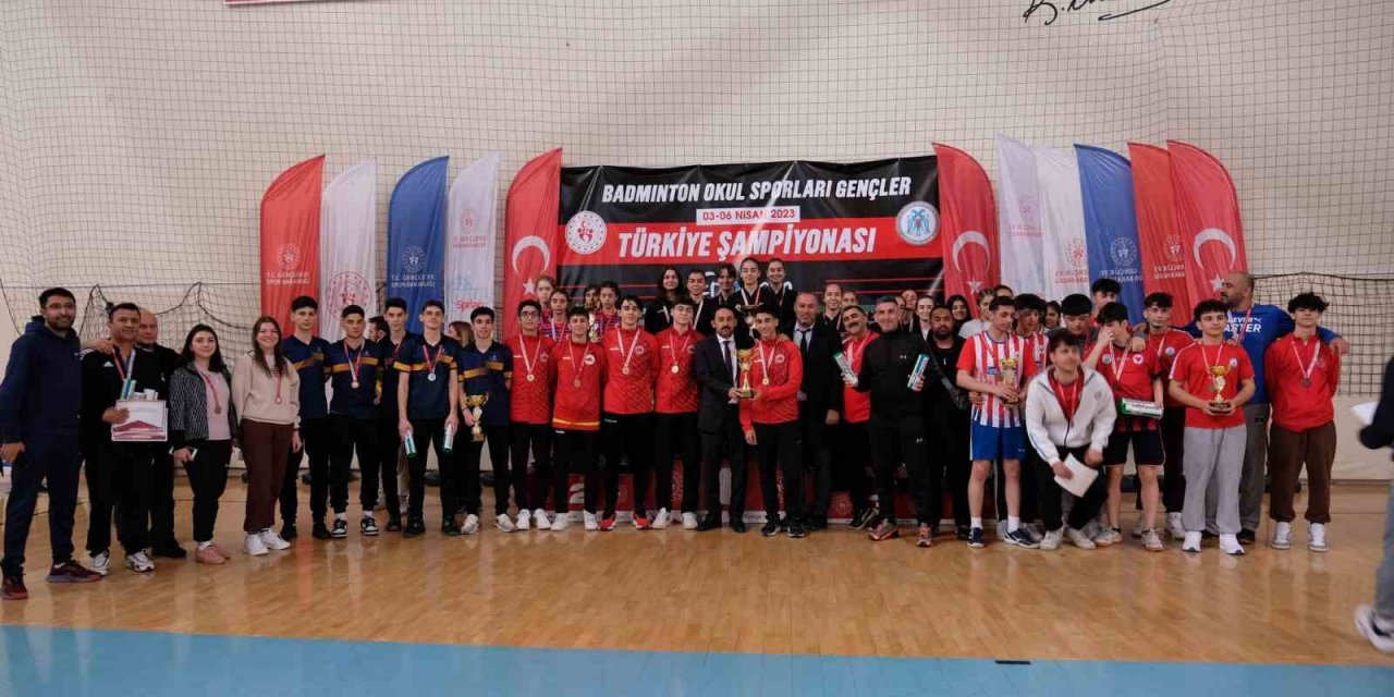 Okul Sporları Gençler Badminton Türkiye Şampiyonası Erzincan’da sona erdi