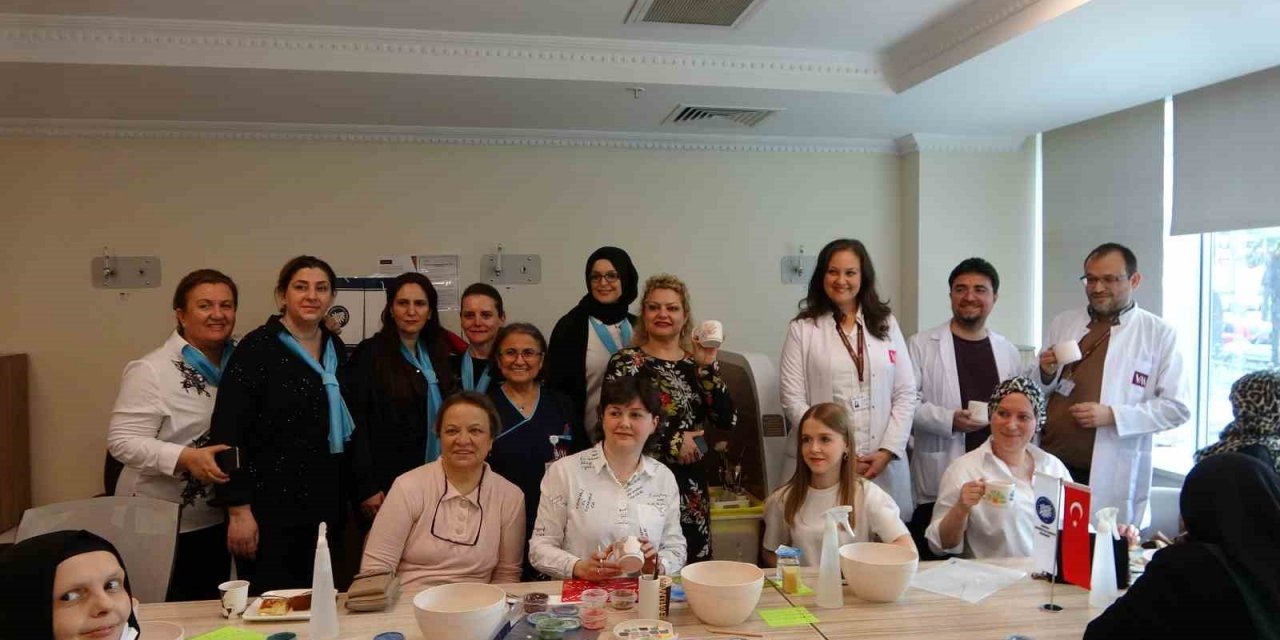 Kanser savaşçıları seramik boyama etkinliğinde bir araya gelerek moral buldu