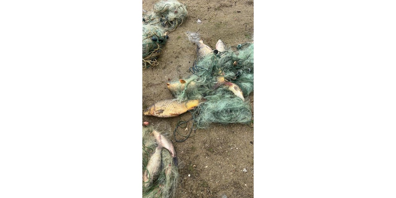 Kaçak avcıların baraja bıraktığı bin metre ağ imha edildi