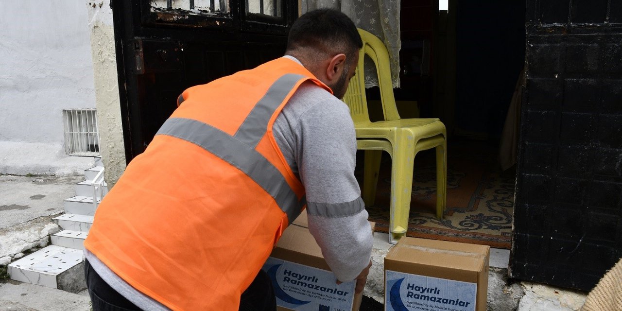 Kuşadası Belediyesi ramazan yardımlarını sürdürüyor