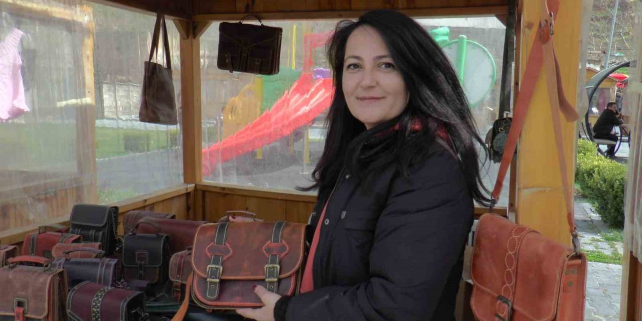 Hobi olarak ürettiği deri çantalar yoğun ilgi görüyor