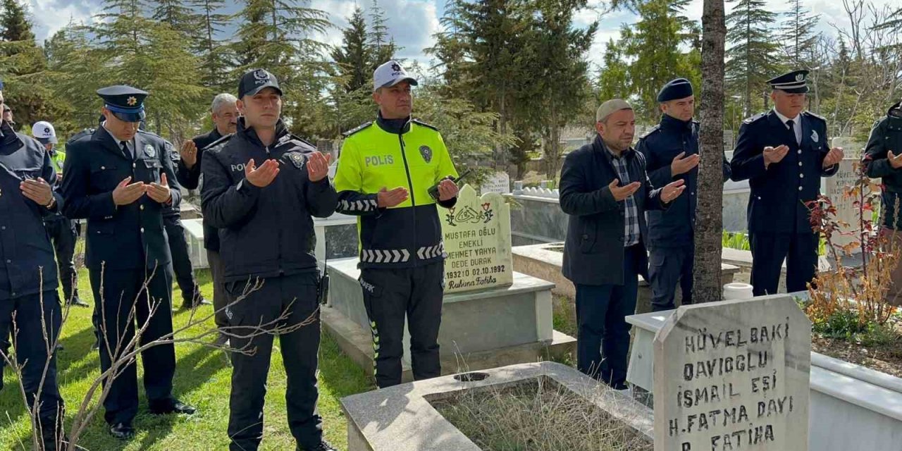 Şehit polis memuru kabri başında meslektaşları tarafından yad edildi
