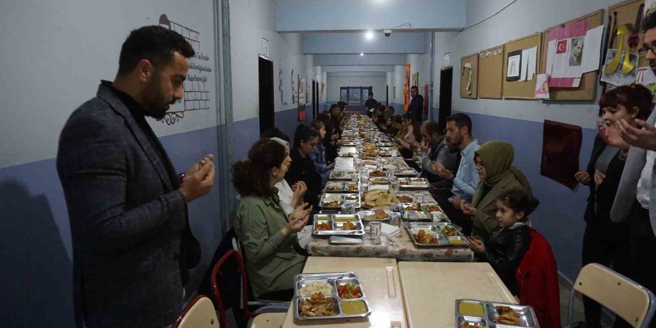 Şırnaklı öğrenciler, öğretmenleri ile birlikte iftar açıyor