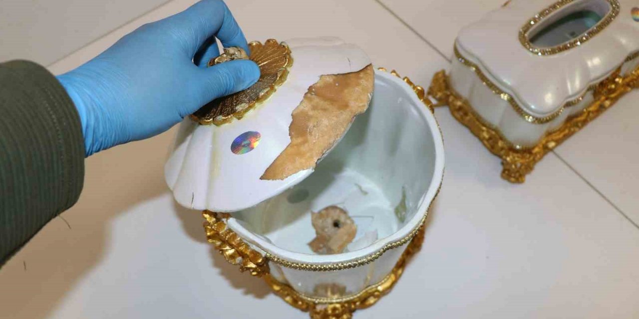 Uyuşturucu tacirleri sınır tanımıyor: İstanbul Havalimanı’nda süs eşyası görünümünde uyuşturucu ele geçirildi