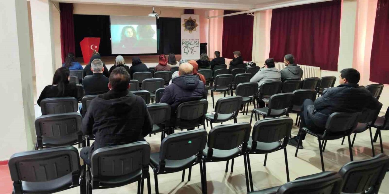 Dumlupınar’da 21 öğretmen ve veliye “En iyi Narkotik Polisi Anne” eğitimi