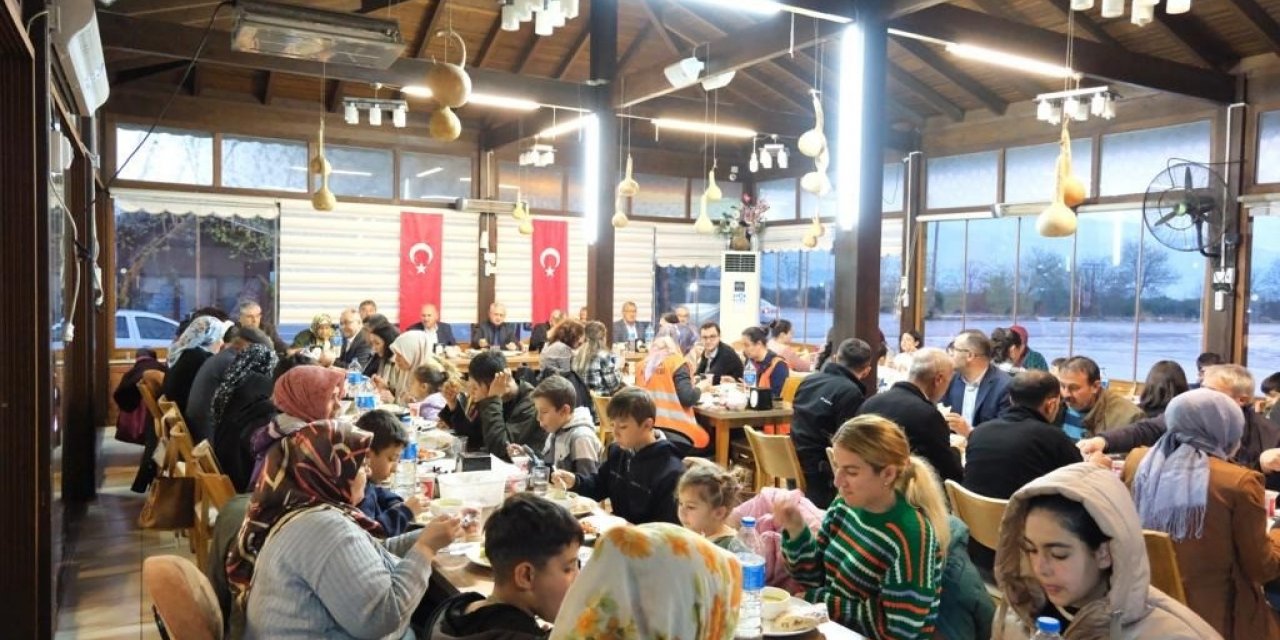 Kuyucak Belediyesi’nden öksüz ve yetimlere iftar yemeği