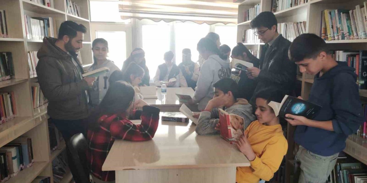 Köy okulundaki öğrenciler halk kütüphanelerini geziyor