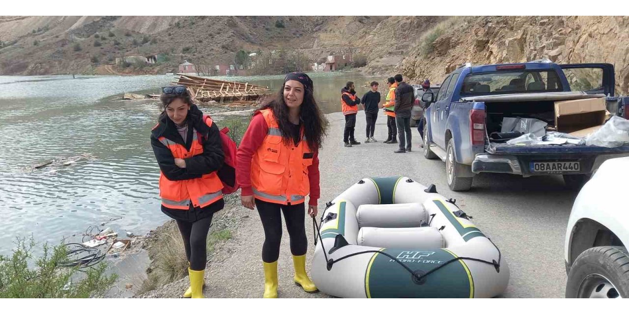 Gönüllüler sokak hayvanları için Yusufeli’nde