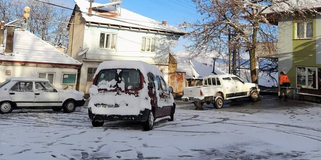 Denizli Nisan’ı karla karşıladı