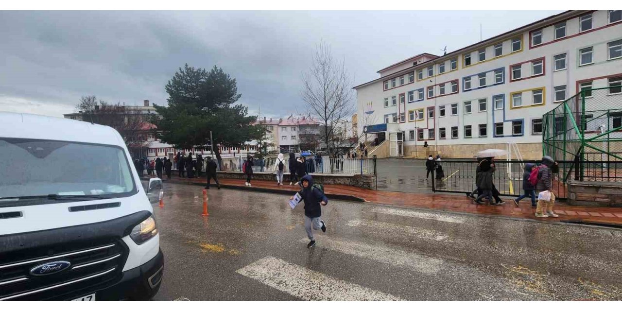 Bingöl merkezli deprem Elazığ’da da hissedildi, öğrenciler tahliye edildi