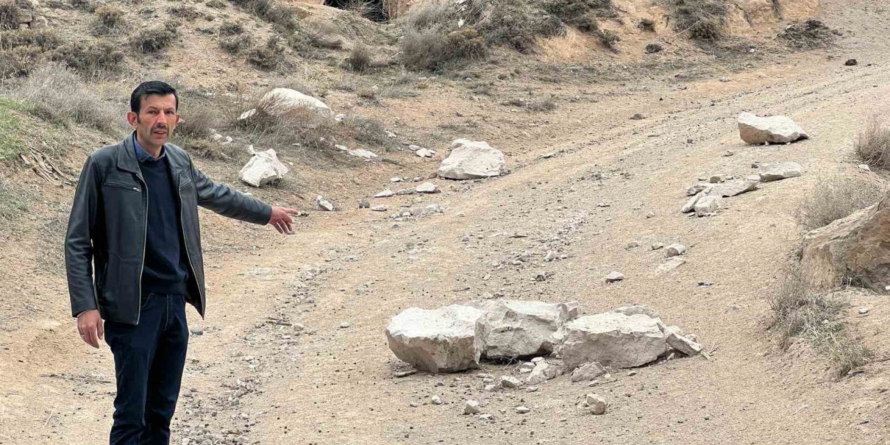 Deprem sonrası kopan kayalar köye kadar indi