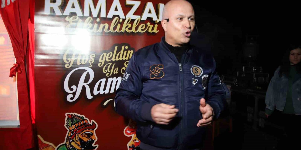 Geleneksel Türk gölge oyunuyla depremzede çocukları eğlendiriyorlar