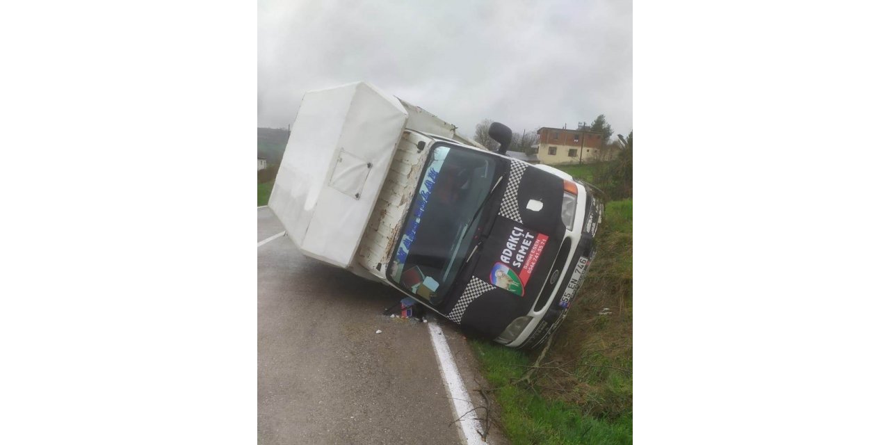 Kontrolden çıkan kamyonet devrildi