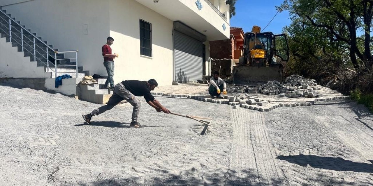 Gömeç’te taş parke döşeme çalışmaları hızla ediyor