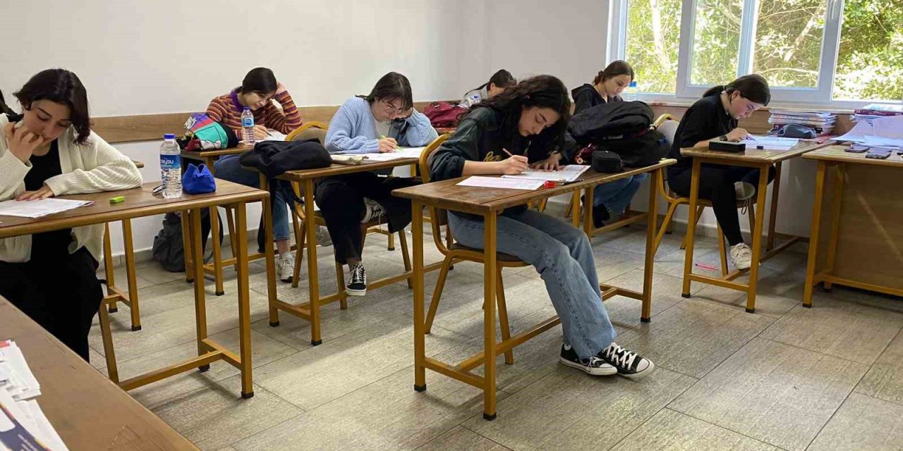 Öğrenciler Türkiye geneli deneme sınavında