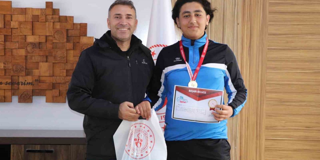 Şampiyon judocu mutluluğunu il müdürü ile paylaştı