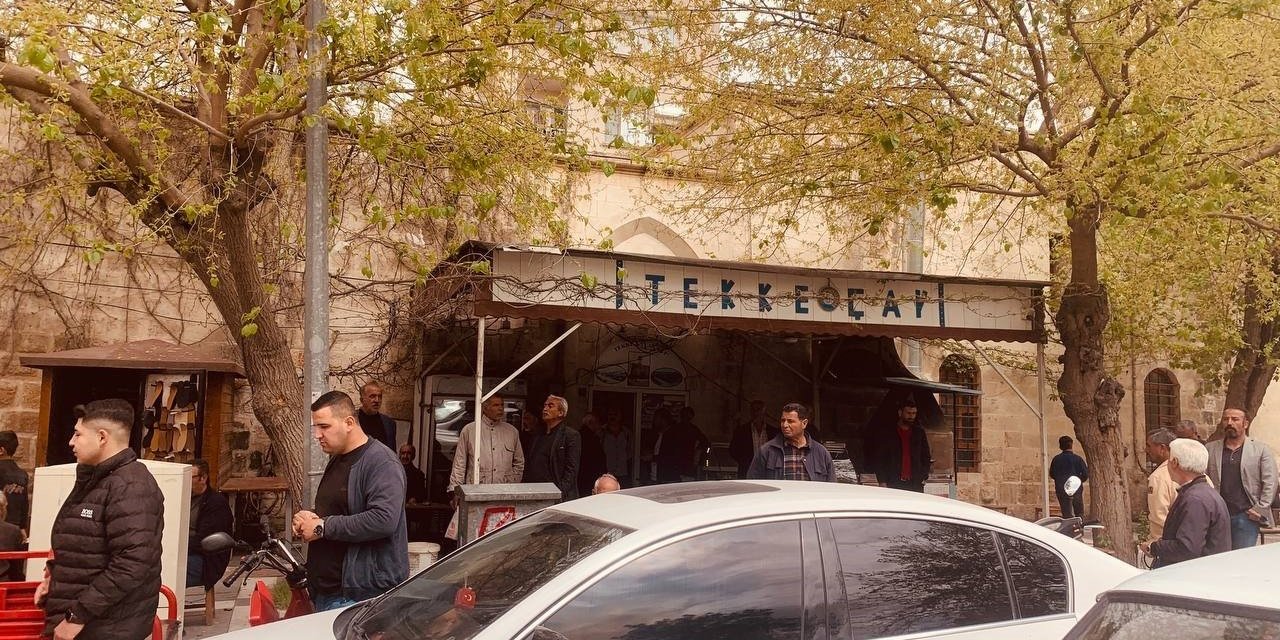 Husumetlisine ateş eden şahıs müşterileri de vurdu