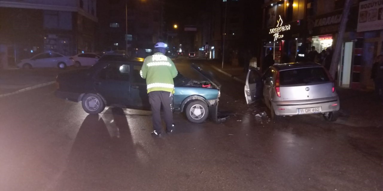 İki otomobil çarpıştı; 7 yaralı