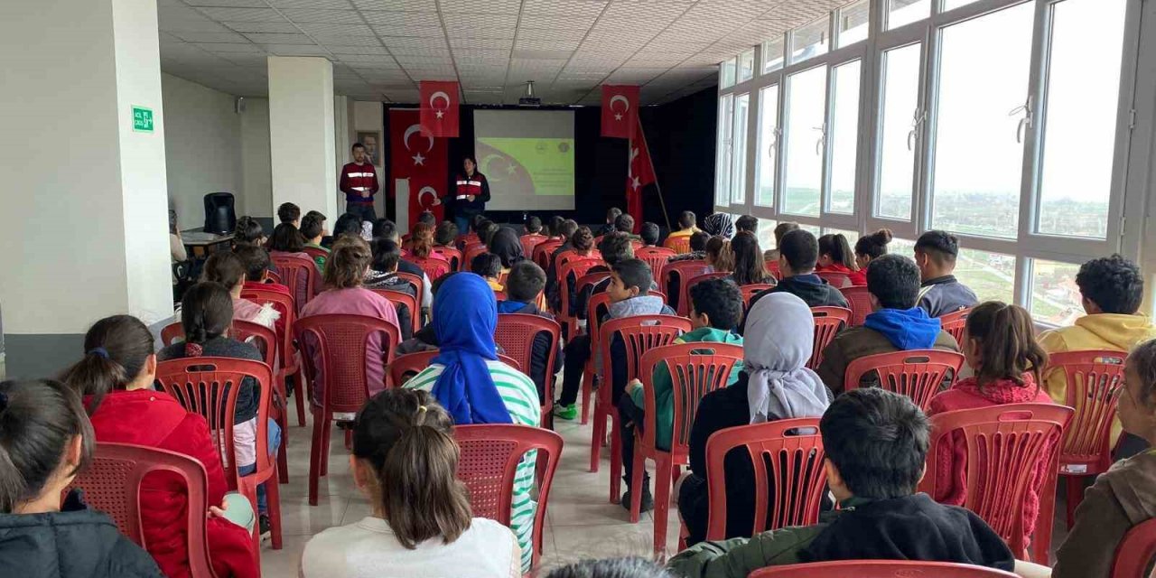 Jandarmadan öğrencilere ‘güvenli internet kullanımı’ bilgilendirmesi