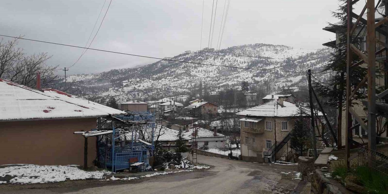Karaman’ın yüksek kesimleri yağan karla beyaza bürüdü