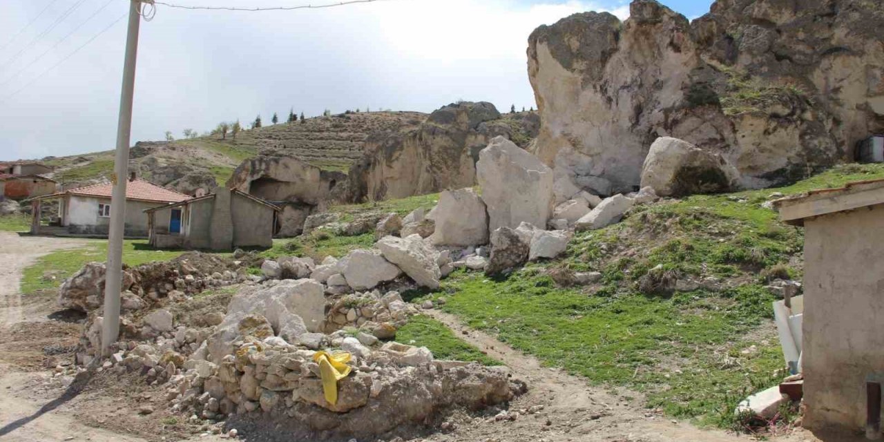 Yamaçtan kopan kaya parçaları büyük korkuya neden oldu