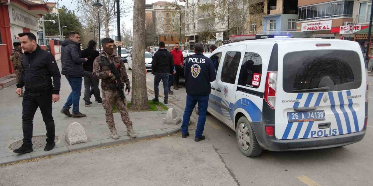 Emniyet nizamiyesinde akrabalar arasında kavga: 1 yaralı, 3 gözaltı