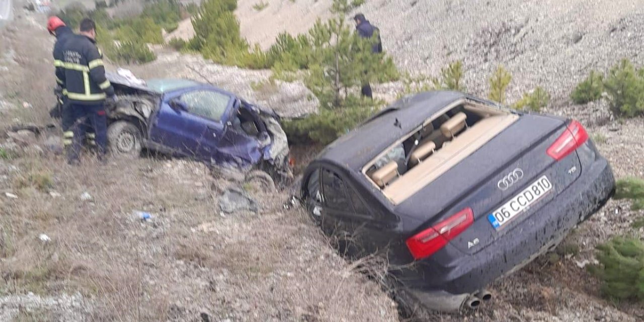 Kütahya’da iki otomobilin çarpıştığı trafik kazasında 3 kişi yaralandı