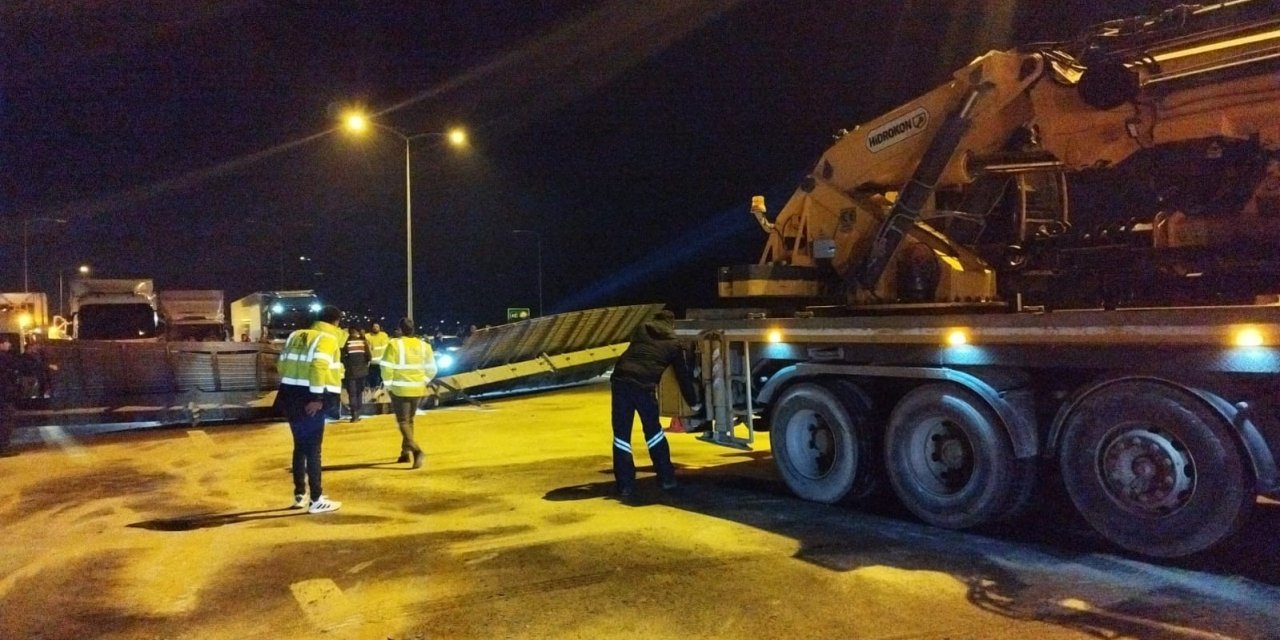 Facia teğet geçti: Seyir halindeki tırdan otoyola konteyner düştü