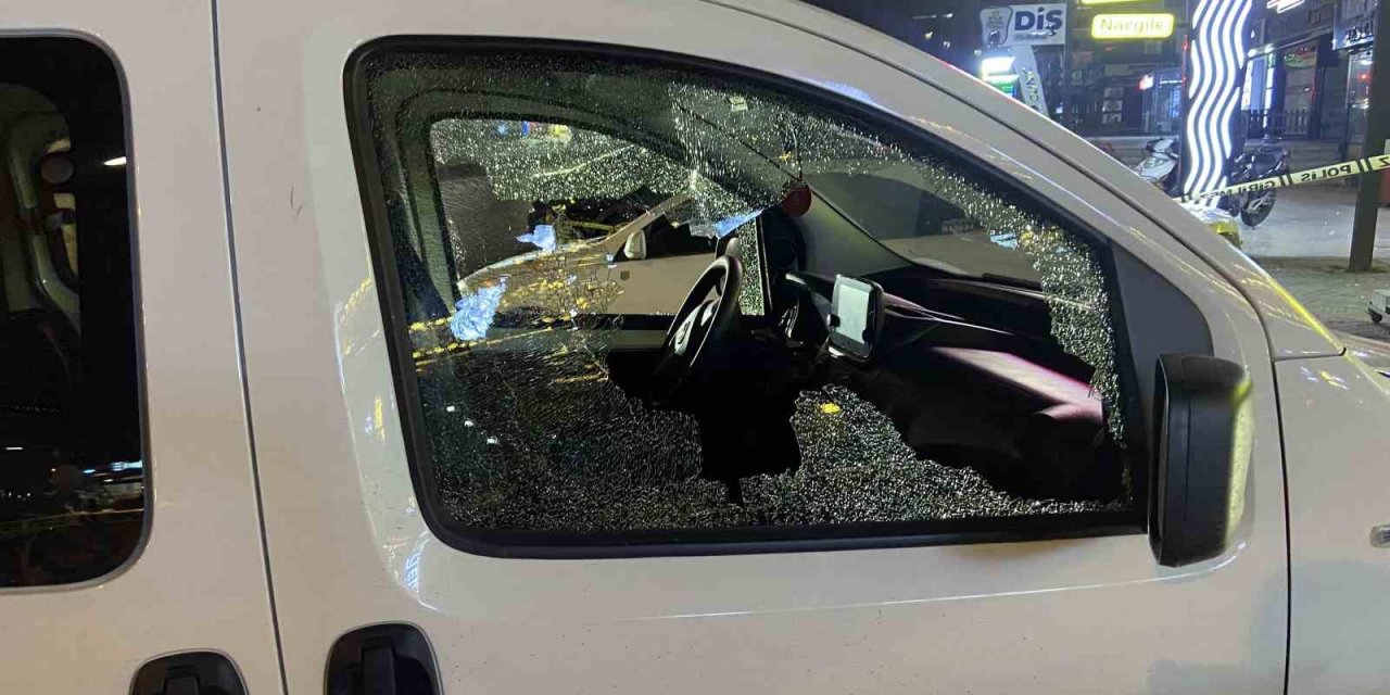 Esenyurt’ta silahlı kavga: Yolda karşılasan husumetliler birbirlerine kurşun yağdırdı