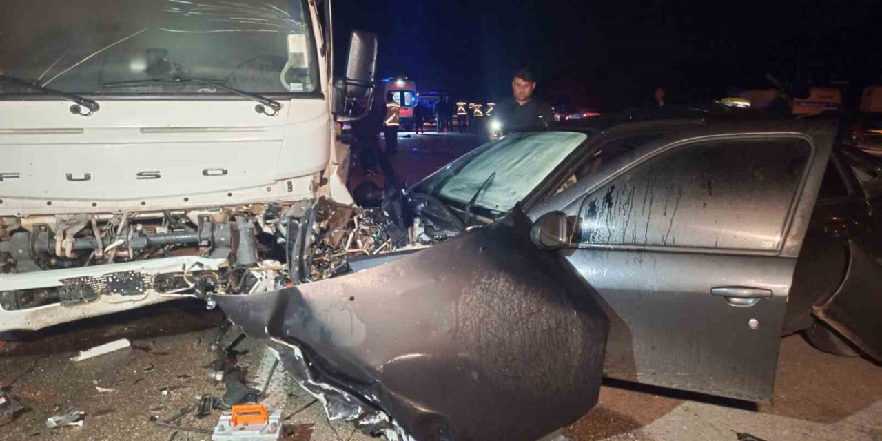 Otomobile çarpmamak için manevra yapan aracın vinçle çarpıştığı kaza kamerada: 2 ölü