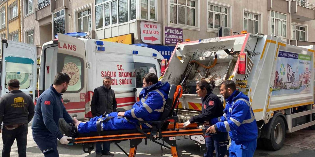 Çöp kamyonu ile kamyonet çarpıştı: Belediye işçisi yaralandı