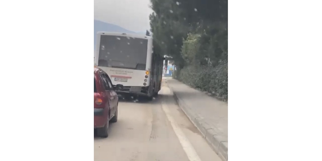 Trafikteki yan yan seyreden özel halk otobüsü kameralarda