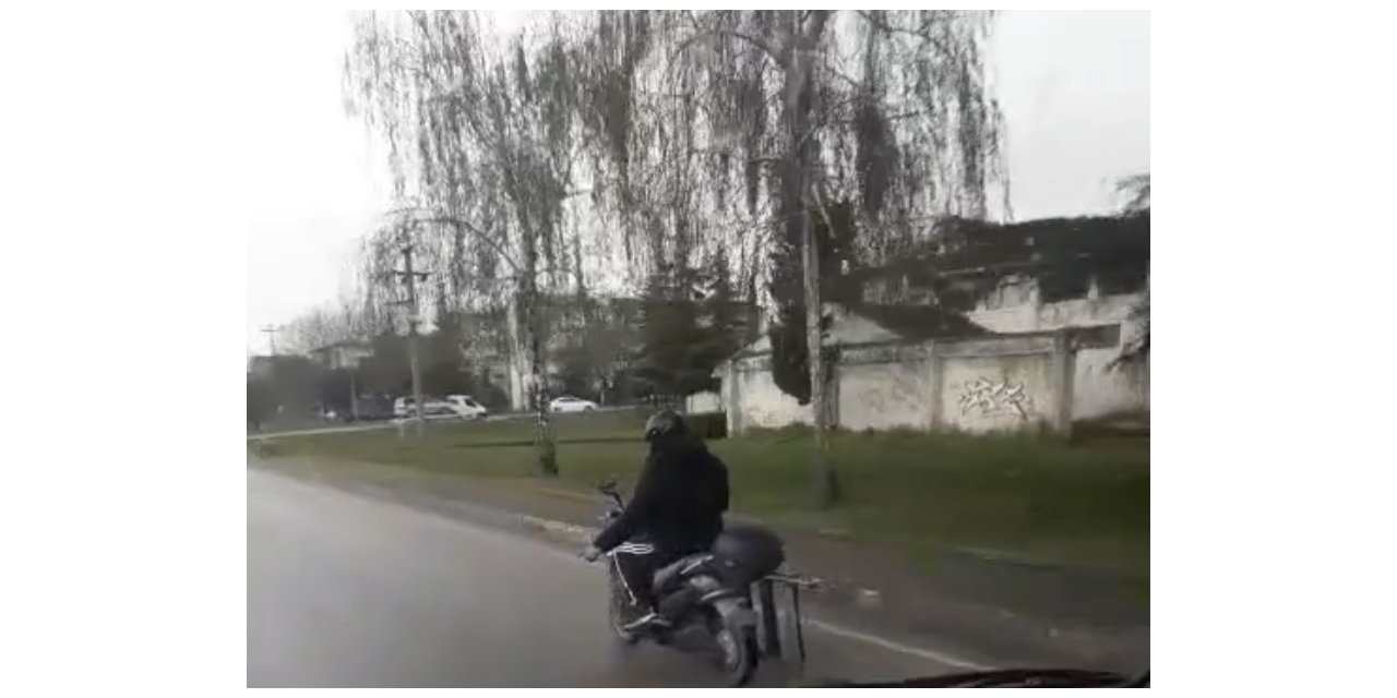 Bursa’da motosiklet ile canını hiçe sayarak merdiven taşıdı