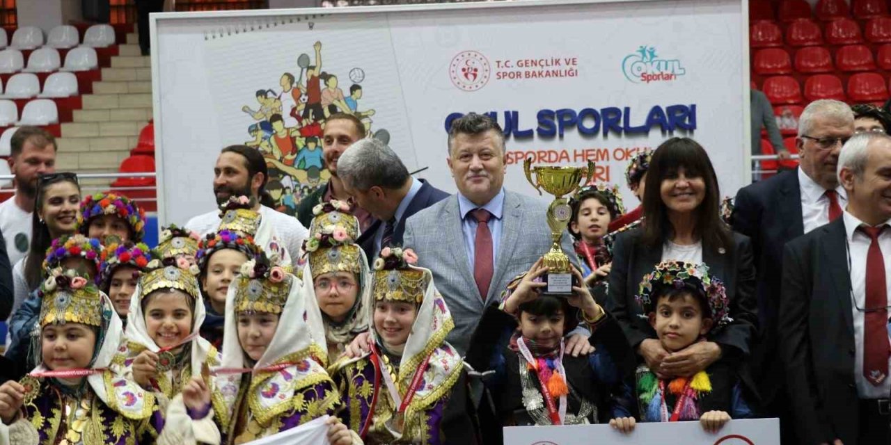 Okullar Arası Halk Oyunları Aydın İl Yarışması renkli görüntülere sahne oldu
