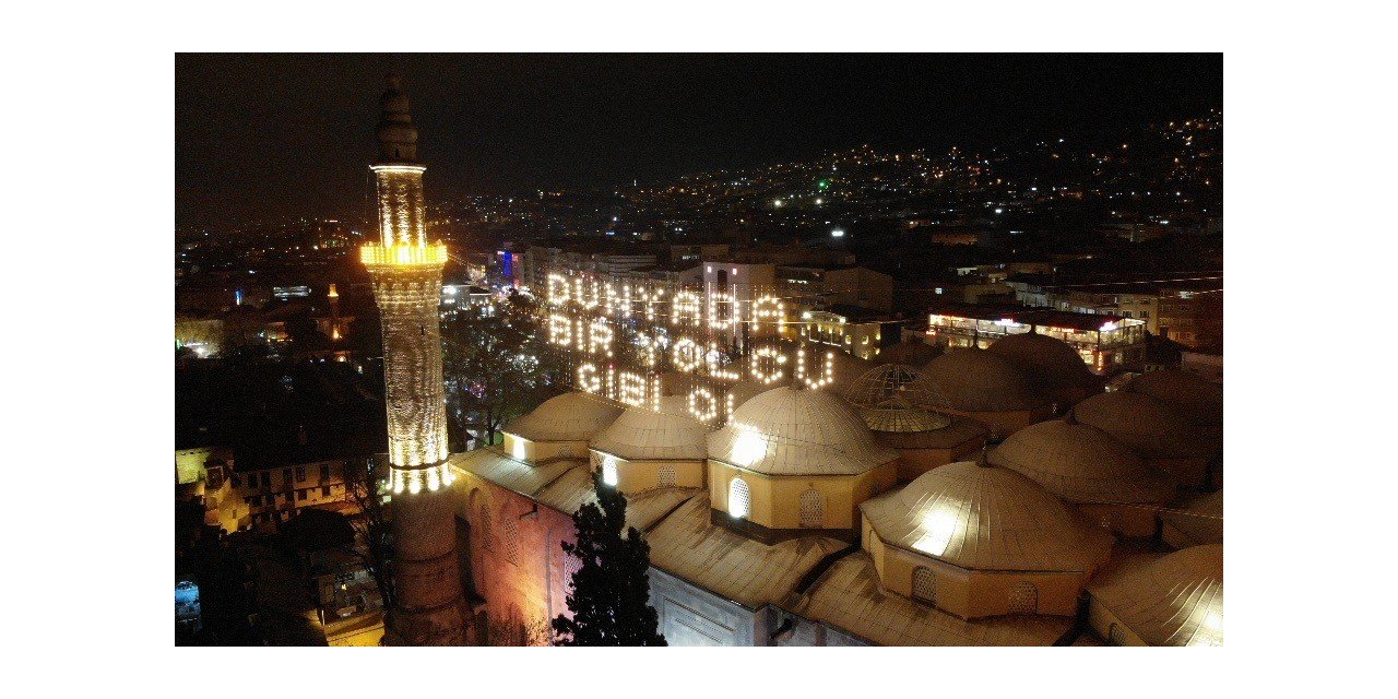 624 yıllık Ulu Cami’ye asılan Ramazan mahyası değiştirildi