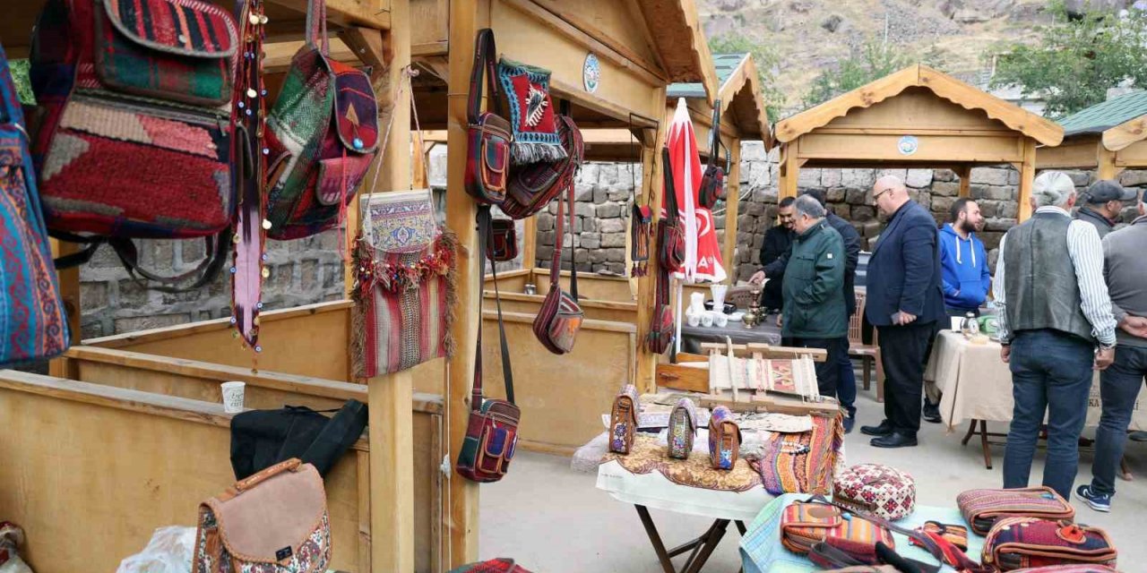 Talas’ın ‘antika sokağı’nda antika pazarı