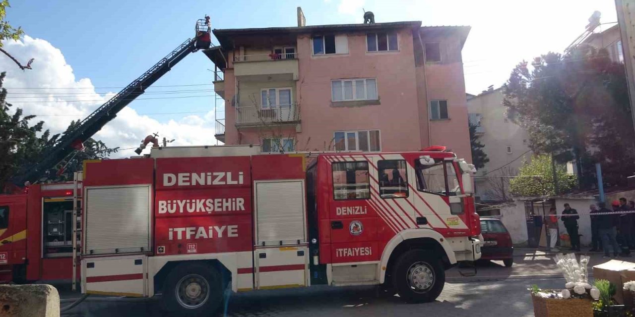 Çatısını alevlerin kapladığı binada korku dolu anlar yaşandı