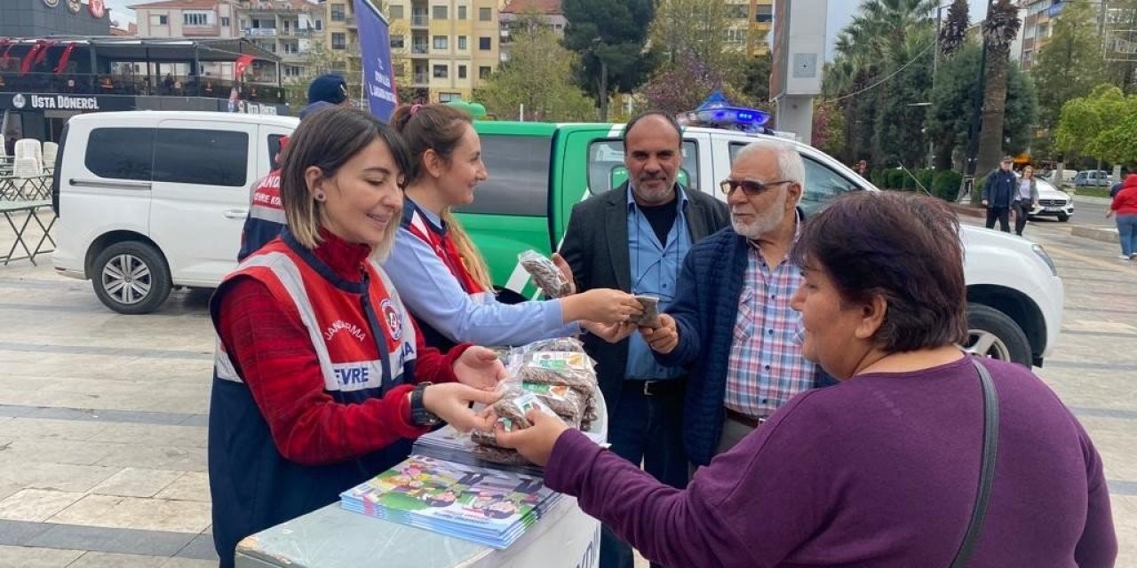 Jandarma ve polis sokak hayvanları için ücretsiz mama dağıttı
