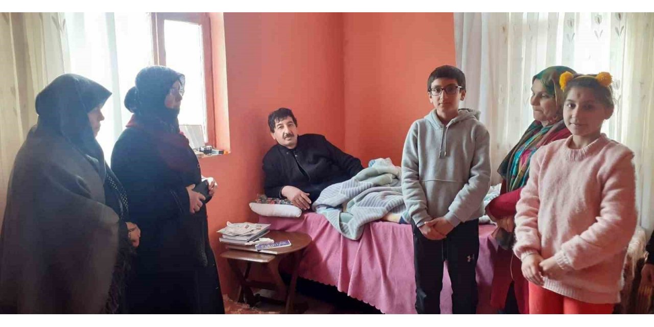 Şuhut Vakfı ve Dosteli Derneği üyeleri depremzedelere kucak açtı