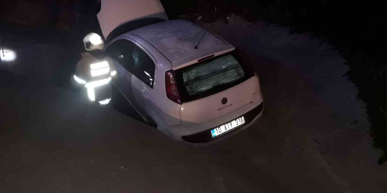 Direksiyon hakimiyetini kaybetti yağmur kanalına düştü