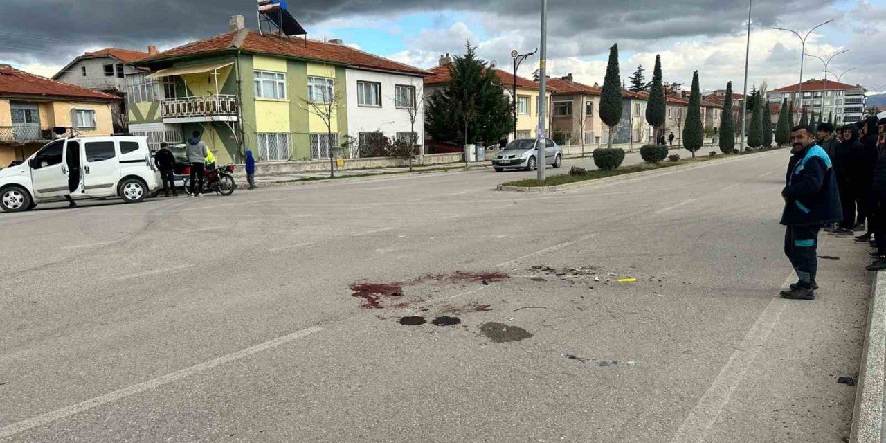 Ehliyetsiz sürücülerin kullandığı kamyon ve motosiklet çarpıştı, 2 kişi yaralandı