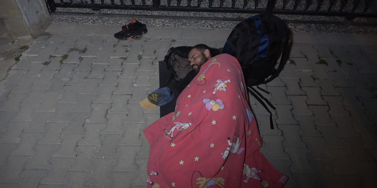 Lojman isteyen memur, sokağa yatak yorgan attı