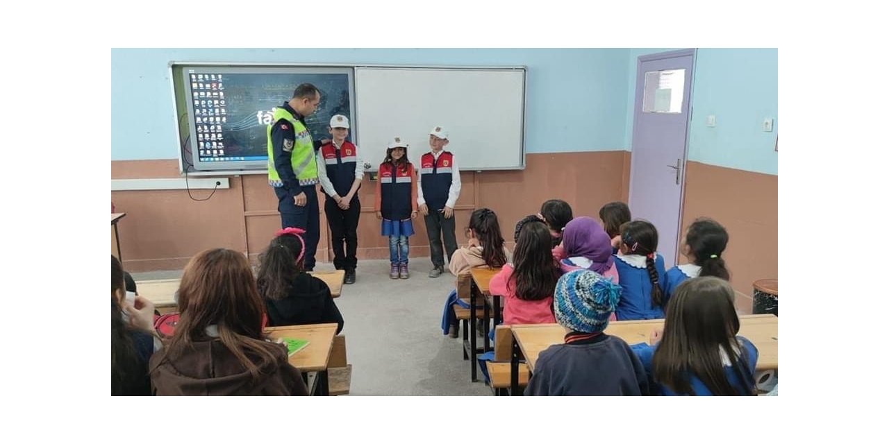 Jandarma çocuklara servis araçlarını nasıl kullanılması gerektiğini öğretti