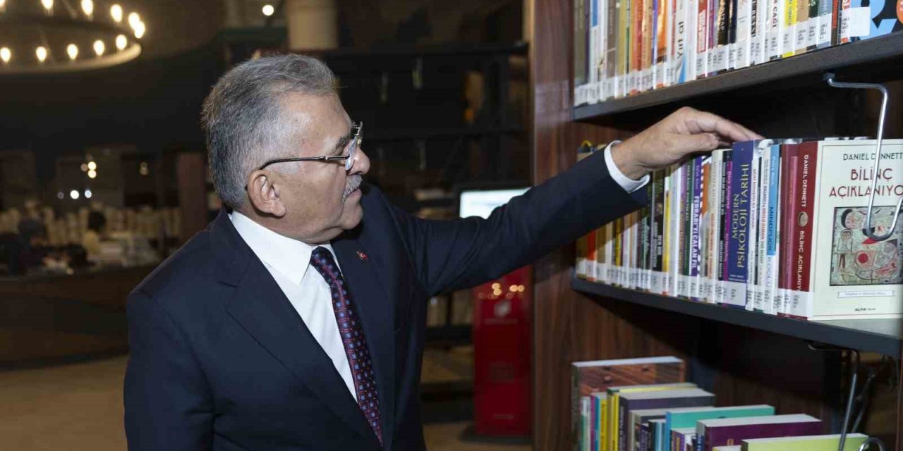 Başkan Büyükkılıç 4 yılda Kayseri’ye 44 kitap armağan etti